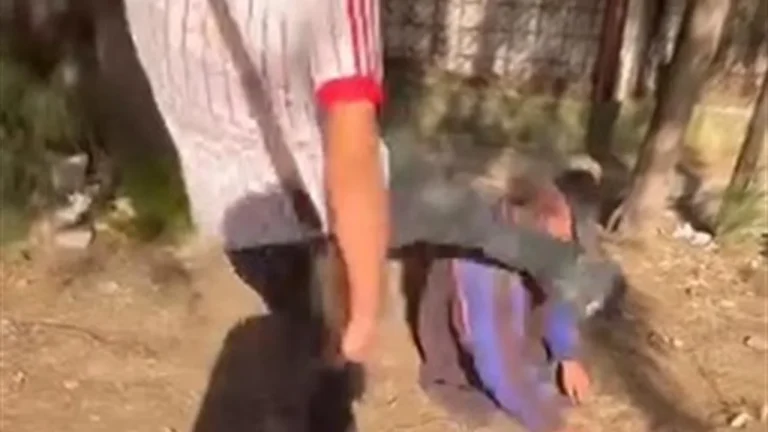 İzmir Buca’da Sokakta Uyuyan Yaşlı Adamın Yüzüne Tekme Atıldı