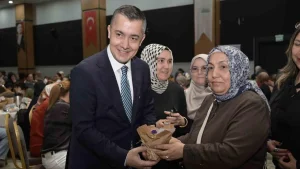 Esenyurt’ta Anneler Günü Programında Kadın Doğum ve Çocuk Hastanesi Müjdesi Verildi