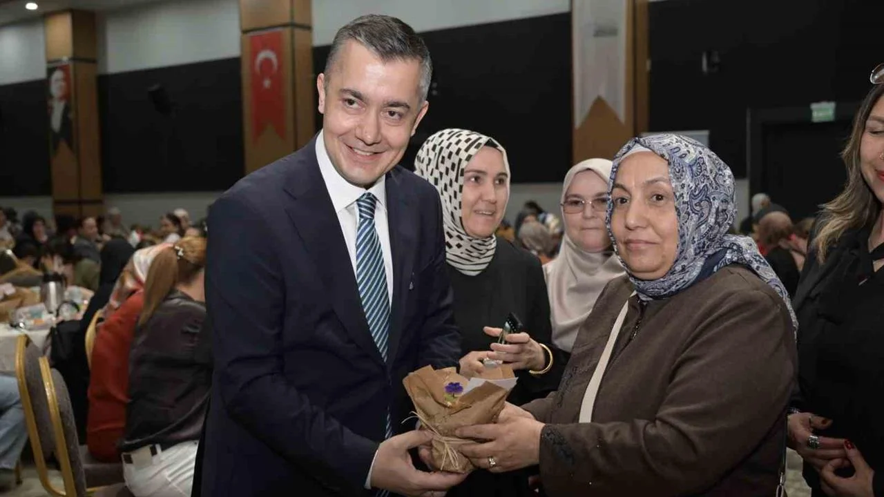 Esenyurt’ta Anneler Günü Programında Kadın Doğum ve Çocuk Hastanesi Müjdesi Verildi