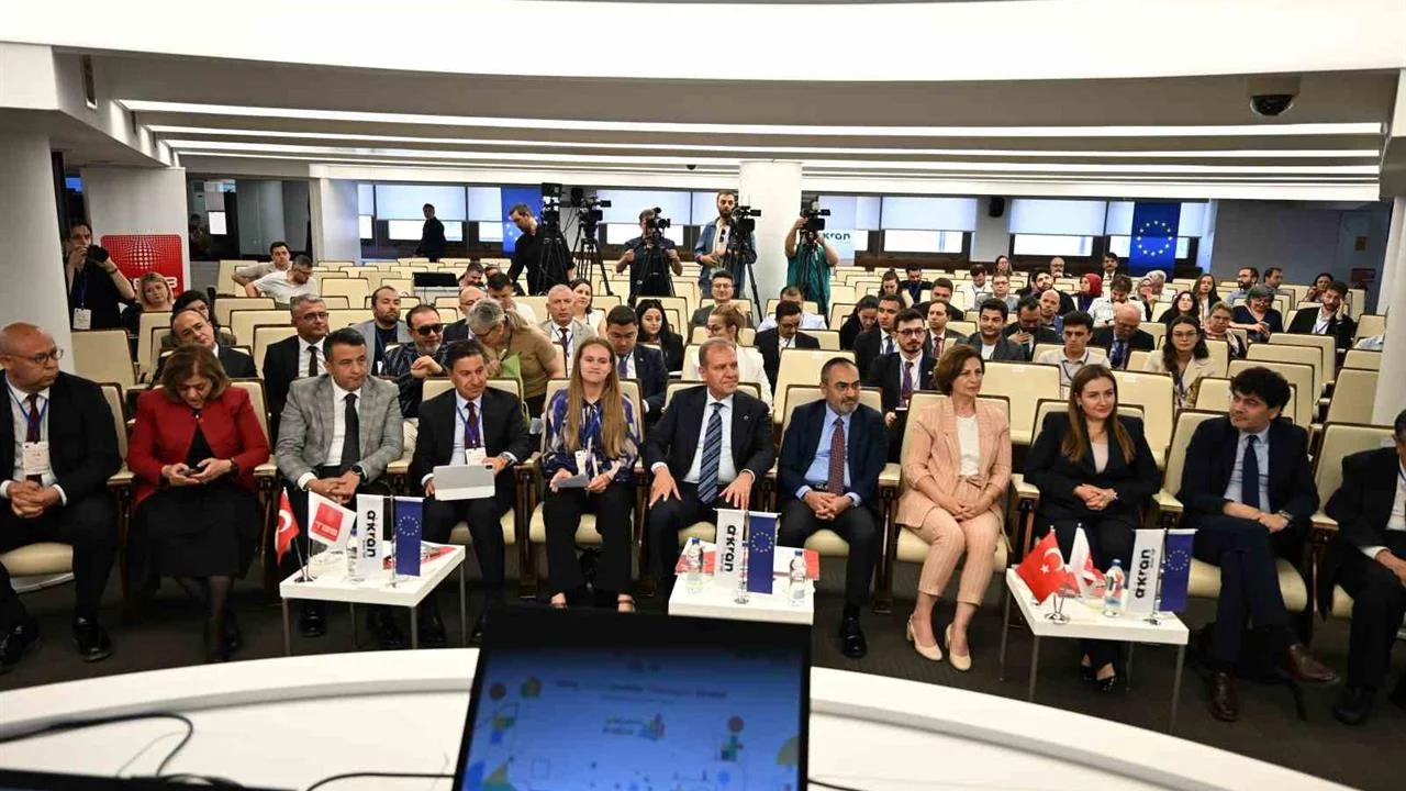 Mersin’de Başkan Seçer, Gençlerin Yerel Yönetimlerdeki Rolü Üzerine Konuştu